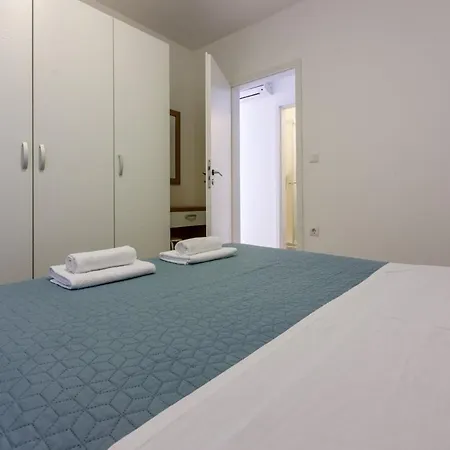 Plaza Apartment *