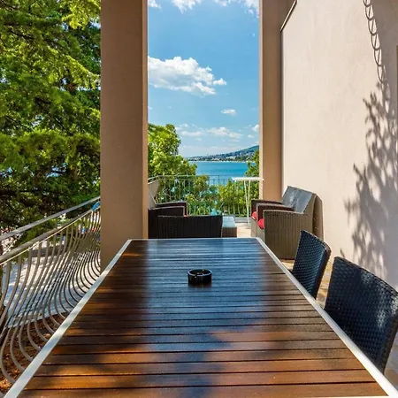 Plaza Apartment *