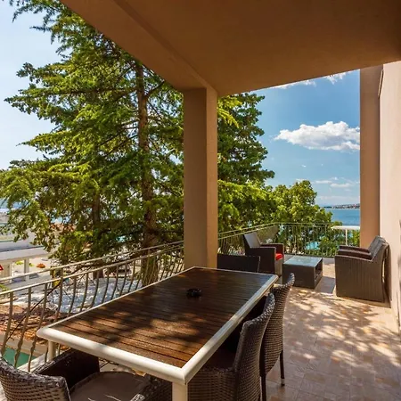 Plaza Apartment *
